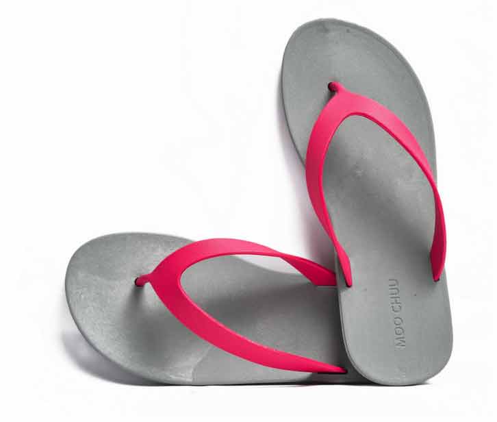 Flippy grey sole hot pink strap